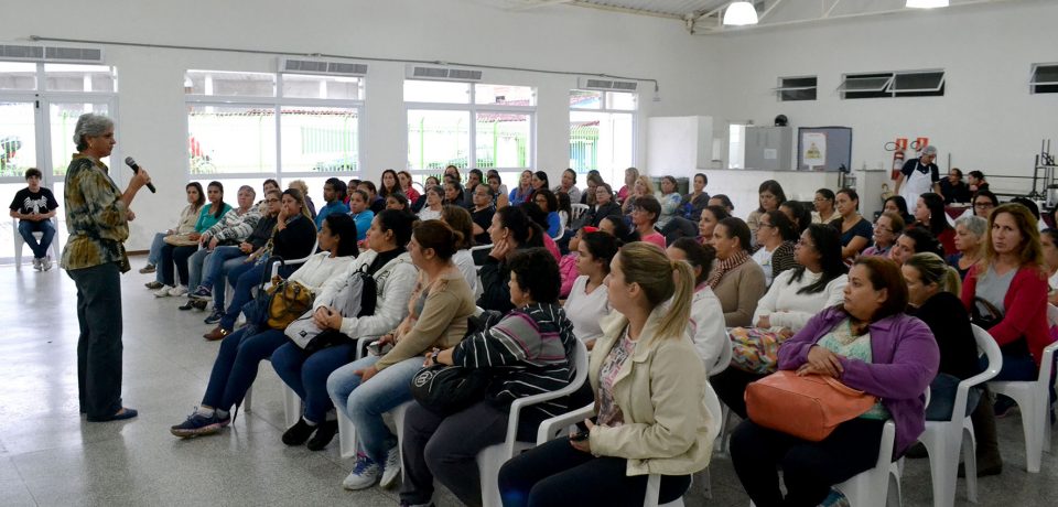 Merendeiras da rede municipal participam de oficina da Alimentação Escolar em Ilhabela