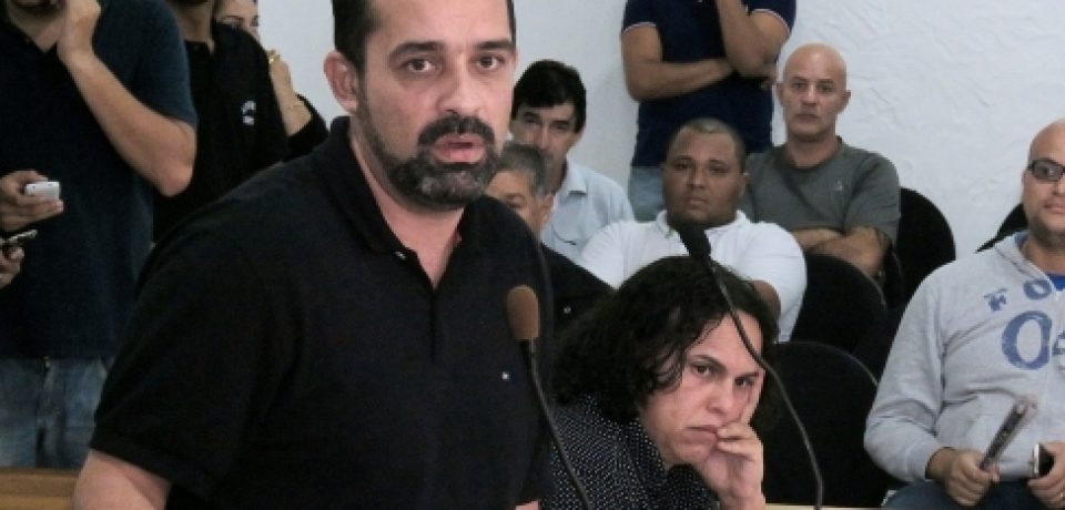 Ernane cobra da Queiroz Galvão agilidade na reconstrução das casas do Morro do Abrigo