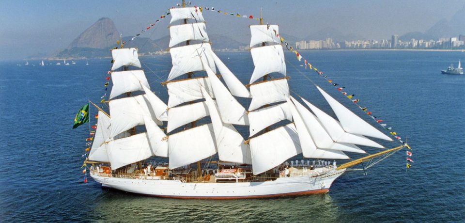 Navio Cisne Branco é atração em Ubatuba