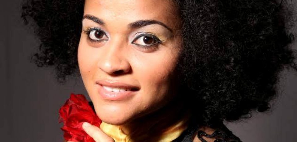 Na Semana Cultural, Josy Santos se apresenta com Sinfônica de Caraguatatuba