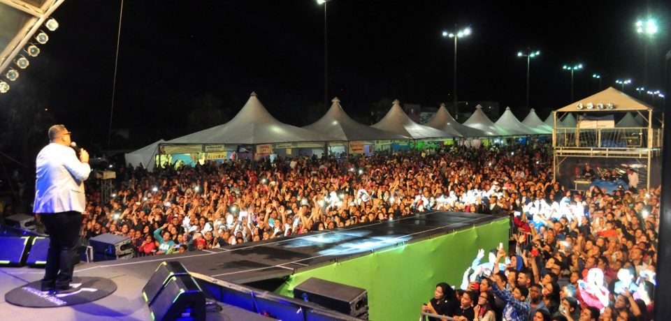 Praça de Eventos recebe milhares de pessoas para o show gospel de Anderson Freire no VIII Glorifica Litoral