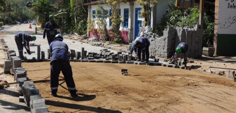 Obra de pavimentação da avenida Mãe Bernarda prossegue em Juquehy
