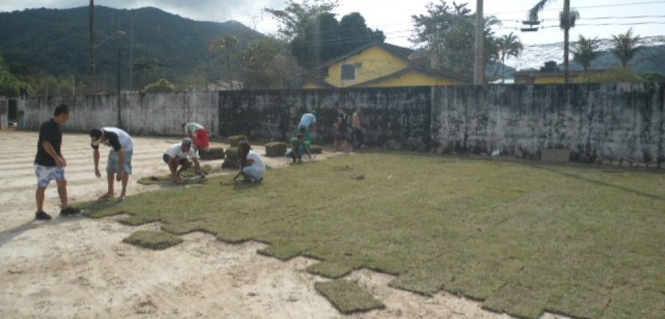 Prefeitura inicia colocação de grama no campo de futebol do bairro de Juquehy