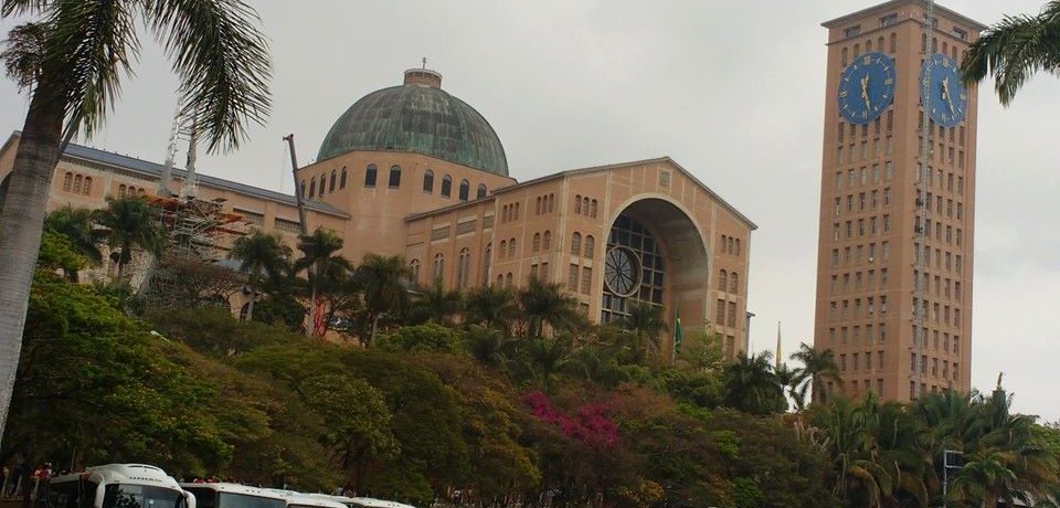Mais de 180 mil devotos de Nossa Senhora lotam Santuário em Aparecida do Norte