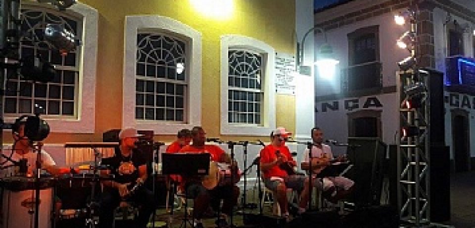 Apresentação musical continua na Rua da Praia
