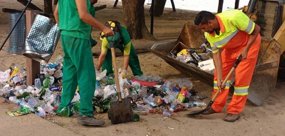 Ilhabela realiza operação limpeza nas praias após shows da virada