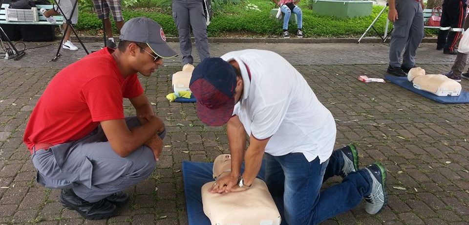 Bombeiros ensinam a salvar vidas em São Sebastião