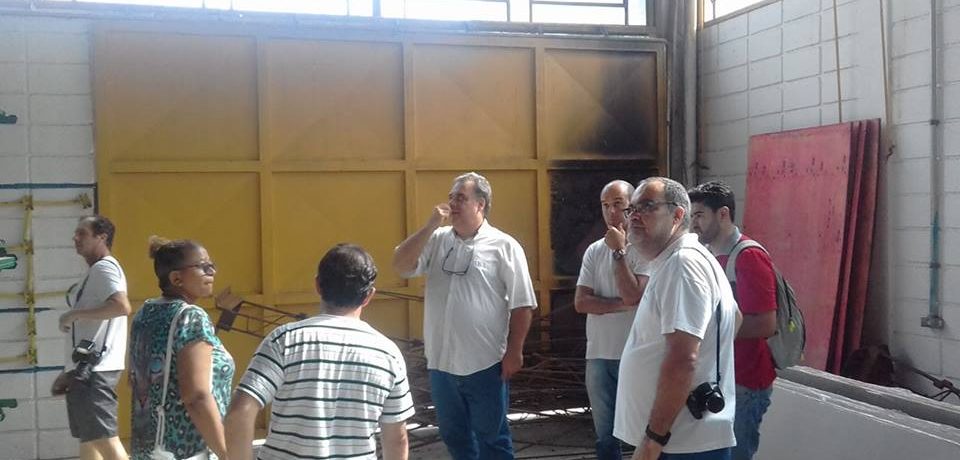 Tour em São Sebastião com jornalistas da cidade, desvenda abandono em prédios públicos.