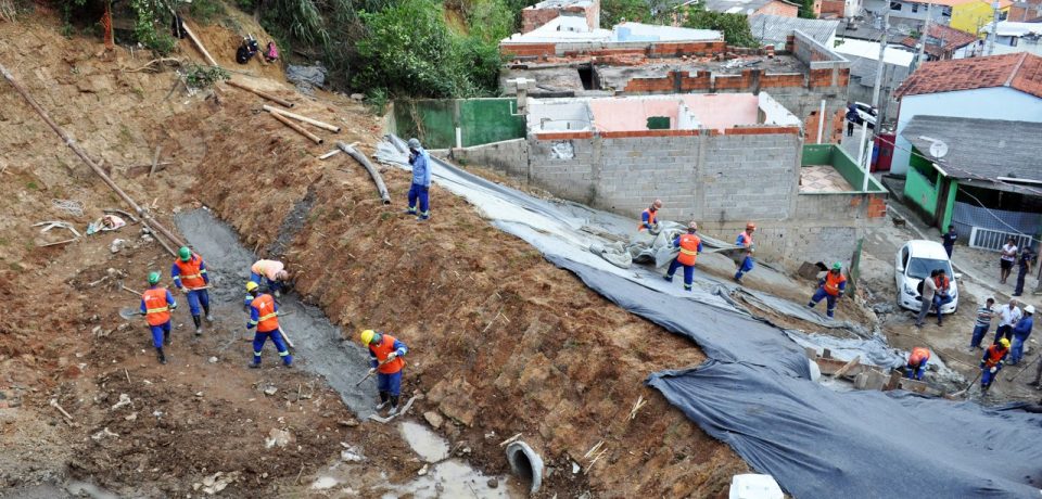 Defesa Civil vistoria talude em obra da Queiroz Galvão na Olaria