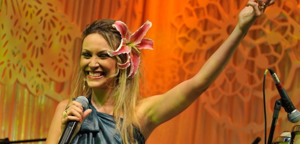 Show de Carolina Soares, revelação da MPB, um sucesso transferido para o Teatro Municipal