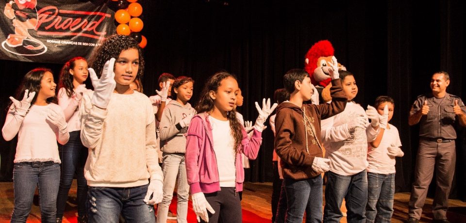 Alunos da rede municipal participam de formatura do Proerd