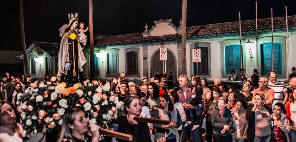 Missa e procissão em homenagem à N. Sra. do Carmo reúne devotos nas ruas da região central de São Sebastião