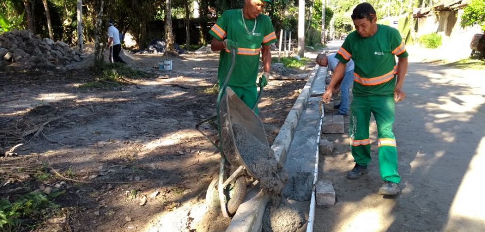 Prefeitura trabalha na construção de praça em Barra do Una
