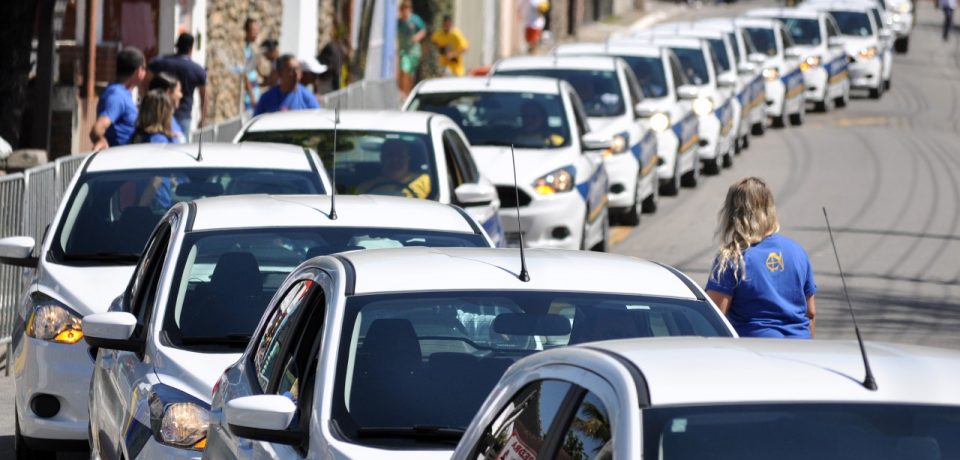 Prefeitura apresenta nova frota de veículos oficiais durante desfile na Costa Sul