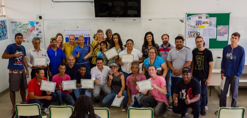 Prefeitura e Etec formam turma do curso de pedreiro