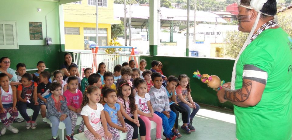 Escola municipal recebe visita de cacique da aldeia de Boraceia
