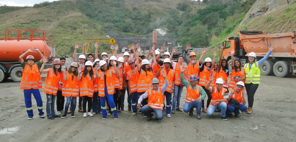 Estudantes da rede municipal de ensino visitam obras do Contorno Sul