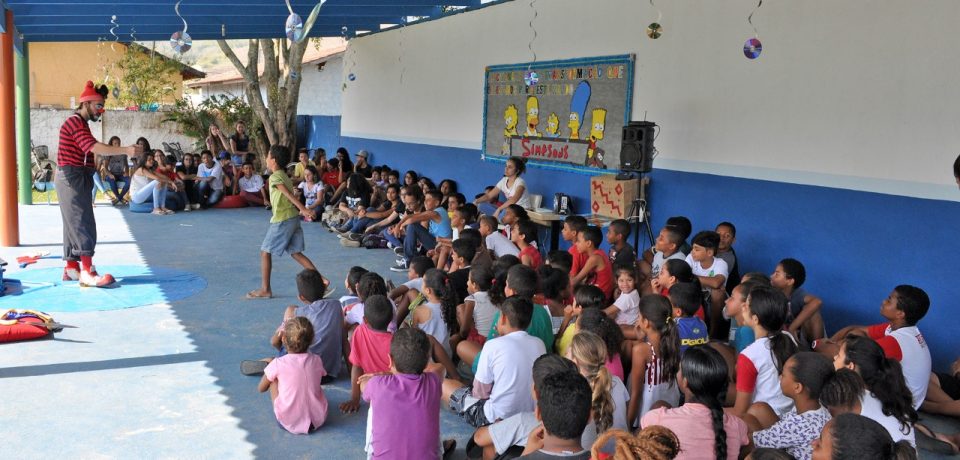 Alunos do Projeto Garoçá e da escola Cinthya Cliquet participam de interação com espetáculo infantil