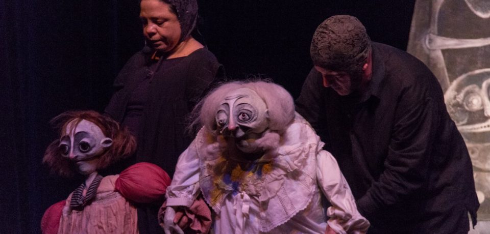Peça teatral infantil encanta crianças e adultos no Teatro Municipal