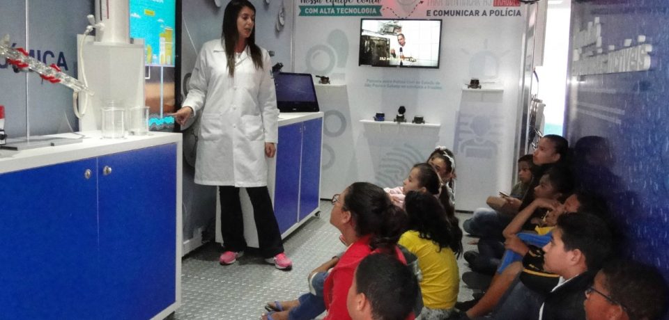 Estudantes da rede municipal visitam carreta da Sabesp