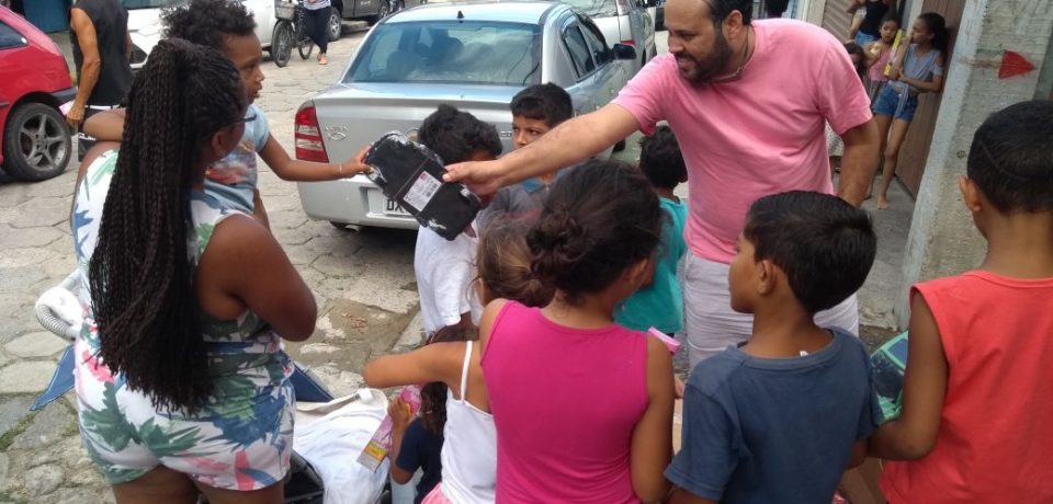 A cidade iluminada em diversos tons de solidariedade e fraternidade