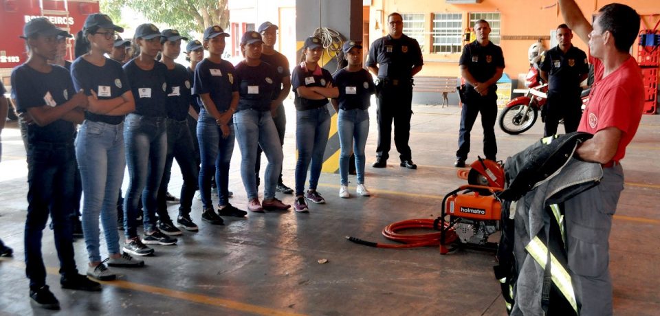 Guarda Mirim de São Sebastião faz visita técnica a Corpo de Bombeiros