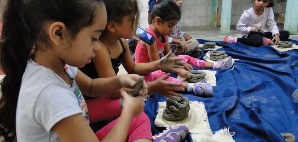 Crianças aprendem técnicas para confeccionar as tradicionais panelas de barro