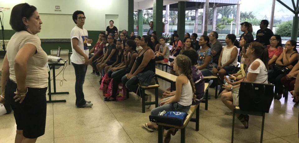 Escola municipal Cynthia Cliquet promove curso de linguagem de sinais
