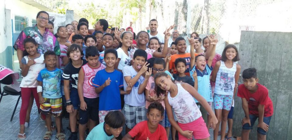 Alunos do Projeto Cidadão Criança se divertem com oficina de malabares