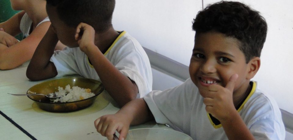 Em comemoração à Páscoa alunos da rede comem peixe à Portuguesa