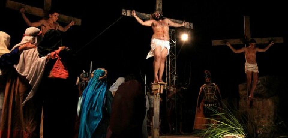Grupos de teatro da Igreja Matriz ensaiam as cenas da Paixão de Cristo