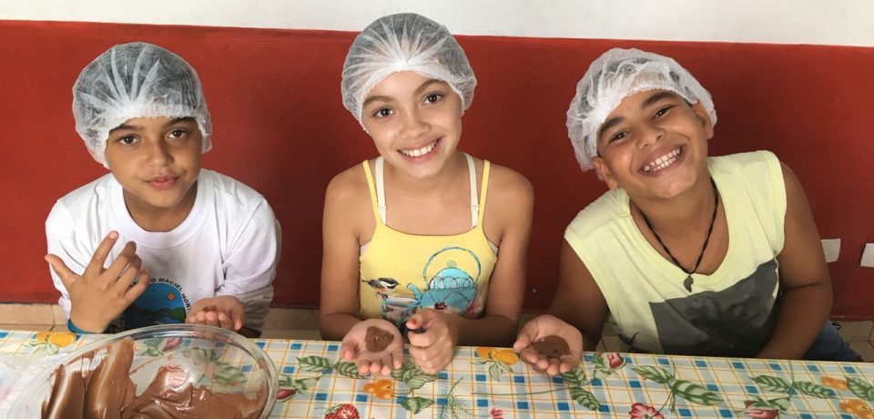 Alunos do Projeto Cidadão Criança participam de oficina de chocolate