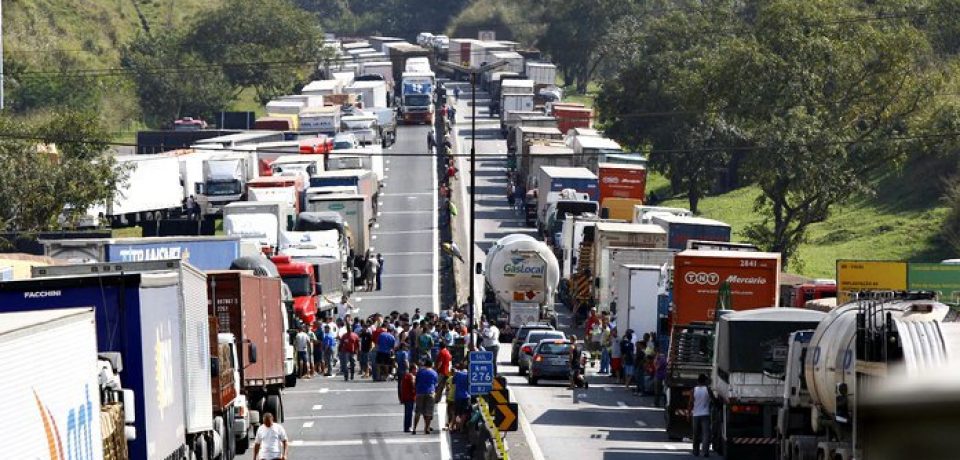 Greve dos caminhoneiros prejudica município, afeta transporte coletivo, coleta de lixo e altera serviços municipais