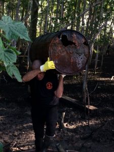 SSMutirão2Ale-225x300 Em ação continuada, Secretaria do Meio Ambiente realiza mutirões de limpeza nos mangues de São Sebastião.