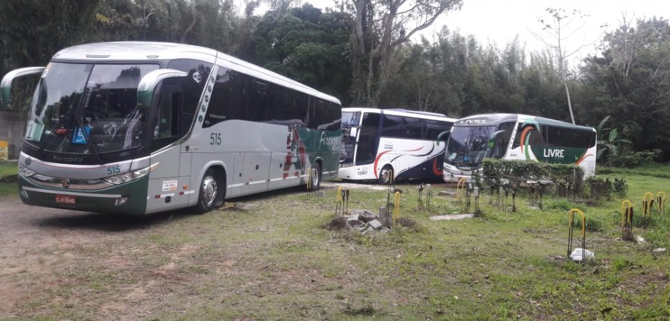 Prefeitura apreende ônibus de turismo atuando clandestinamente em Maresias