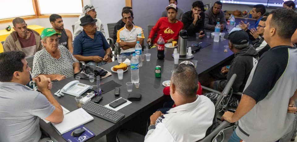 Ex-funcionários da Ecopav participam de reunião no gabinete do prefeito