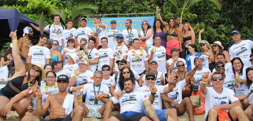 Caiçaras de Ubatuba promovem corrida de canoas na Praia das 7 Fontes