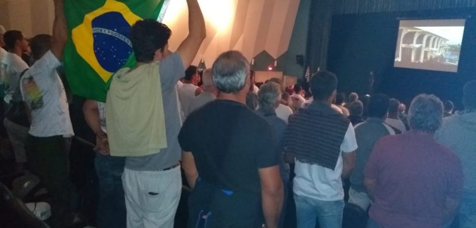 Pescadores de São Sebastião e Ilhabela fazem manifesto em frente à Polícia Ambiental