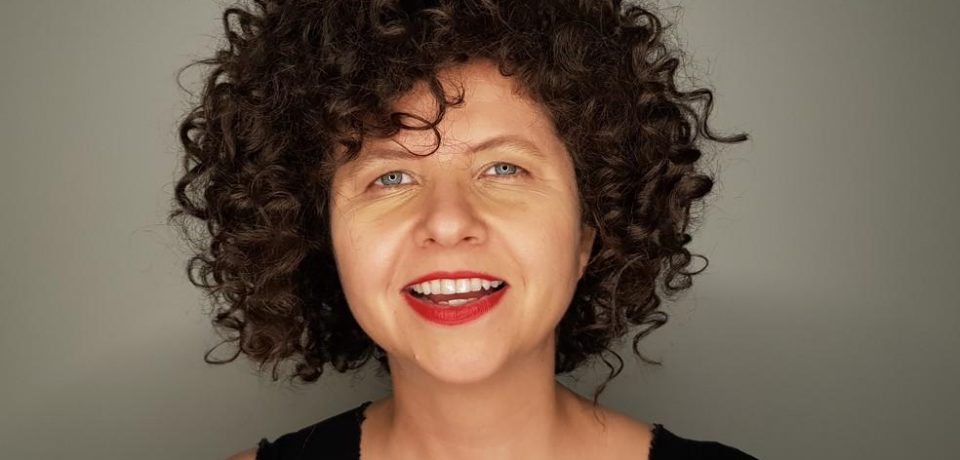Cantora Roberta Campos se apresenta em Barra do Una no projeto ‘Uma Praia e Um Violão’
