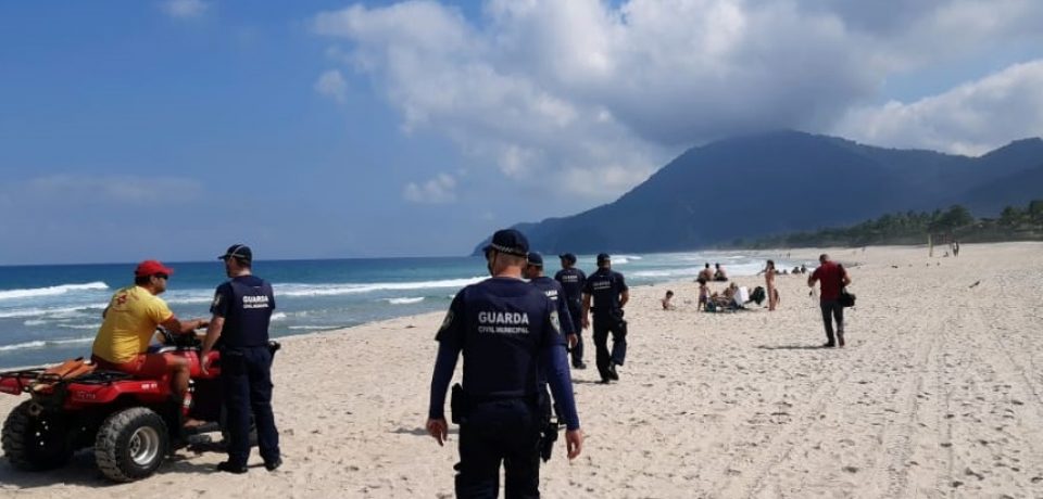 Forças de Segurança Urbana fiscalizam praias e orientam importância de isolamento em São Sebastião
