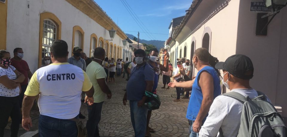 Ambulantes de São Sebastião reivindicam benefícios e volta ao trabalho